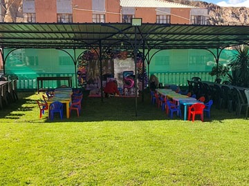Salón Jardín de eventos con decoración de cumpleaños colorida