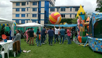 Familias jugando en cumpleaños infantil