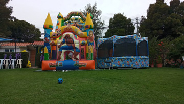 Juego inflable y trampolín en cumpleaños infantil