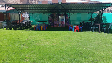 Mesas y ambiente preparados para fiesta infantil de 5 años