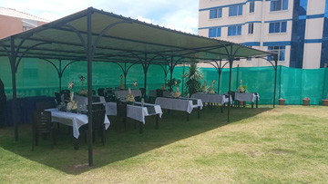 Mesas y ambiente preparados para matrimonio