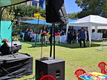 Personas celebrando con pequeño escenario